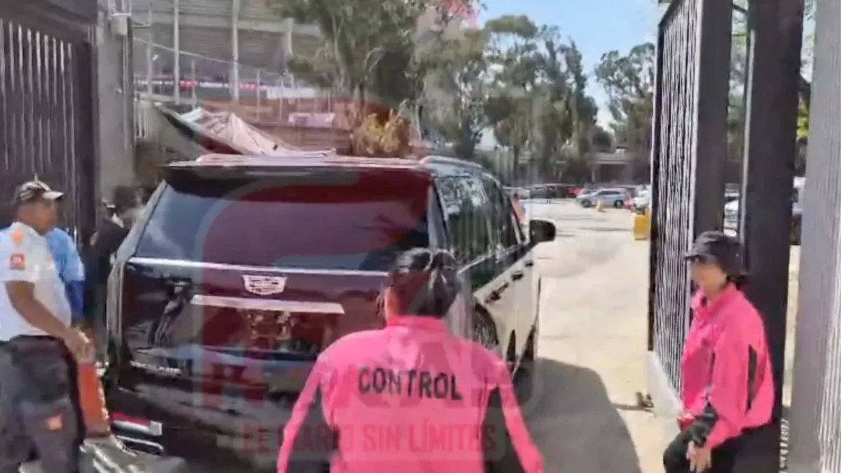 Previo al partido de reinauguración en el Estadio Banorte, Cuauhtémoc Blanco ingresó a bordo de una camioneta Cadillac Escalade sin placas.