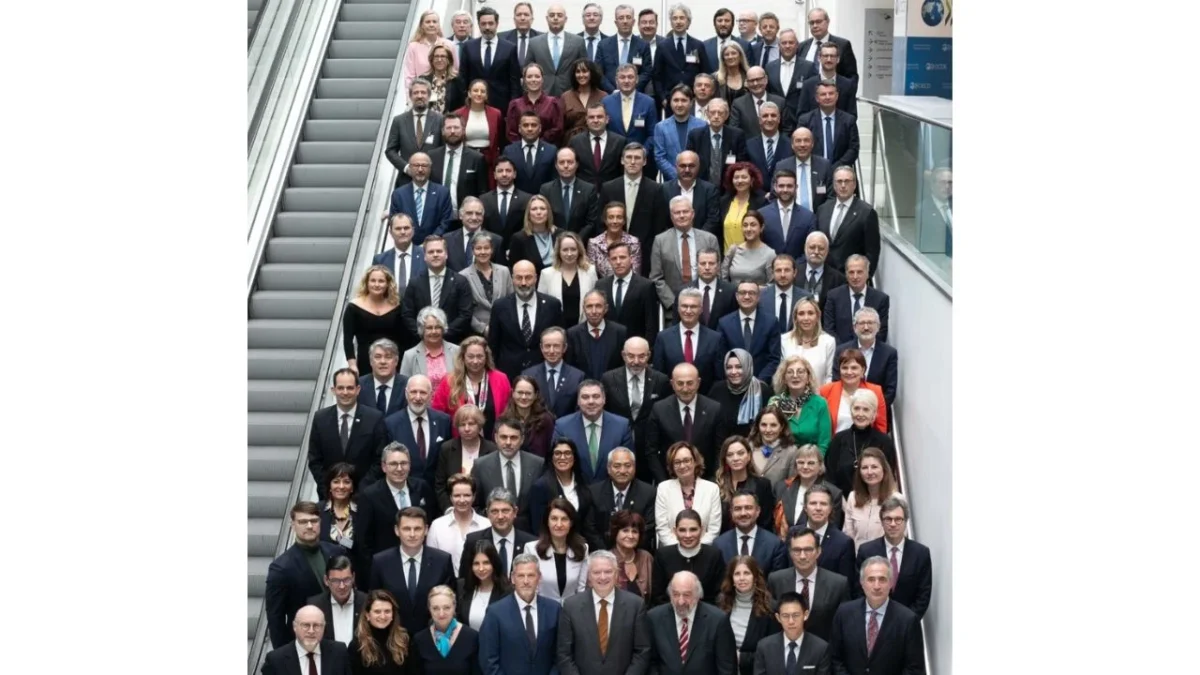 Miguel Ángel Yunes Márquez participa en París en la reunión de la Red Parlamentaria Global de la OCDE