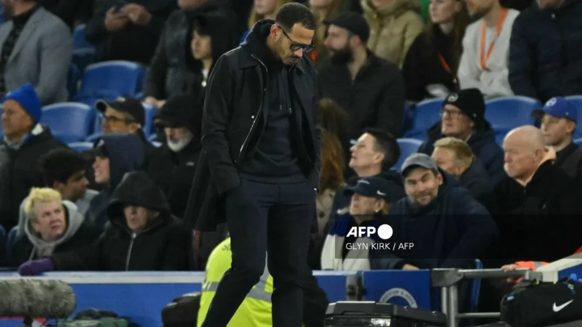 Chelsea despide a Liam Rosenior tras cuatro meses en el banquillo