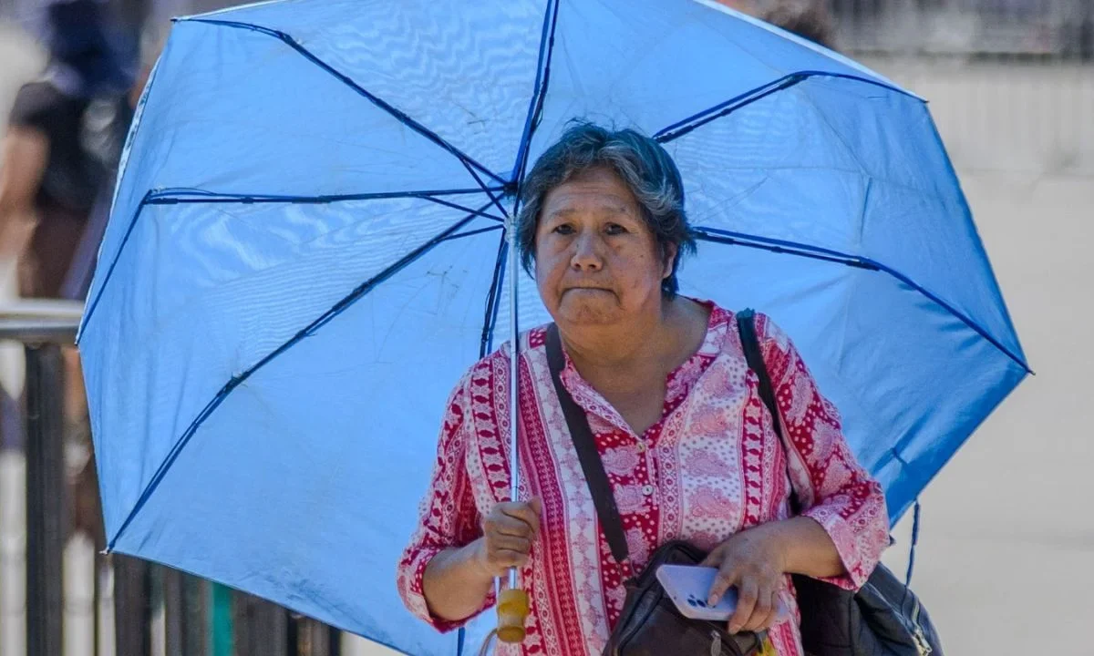 Clima hoy: la onda de calor continúa afectando gran parte de México, mientras en el norte se esperan lluvias intensas, descargas eléctricas y tolvaneras.