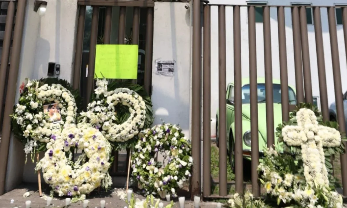 Colocan arreglos florales para Edith Guadalupe en Avenida Revolución
