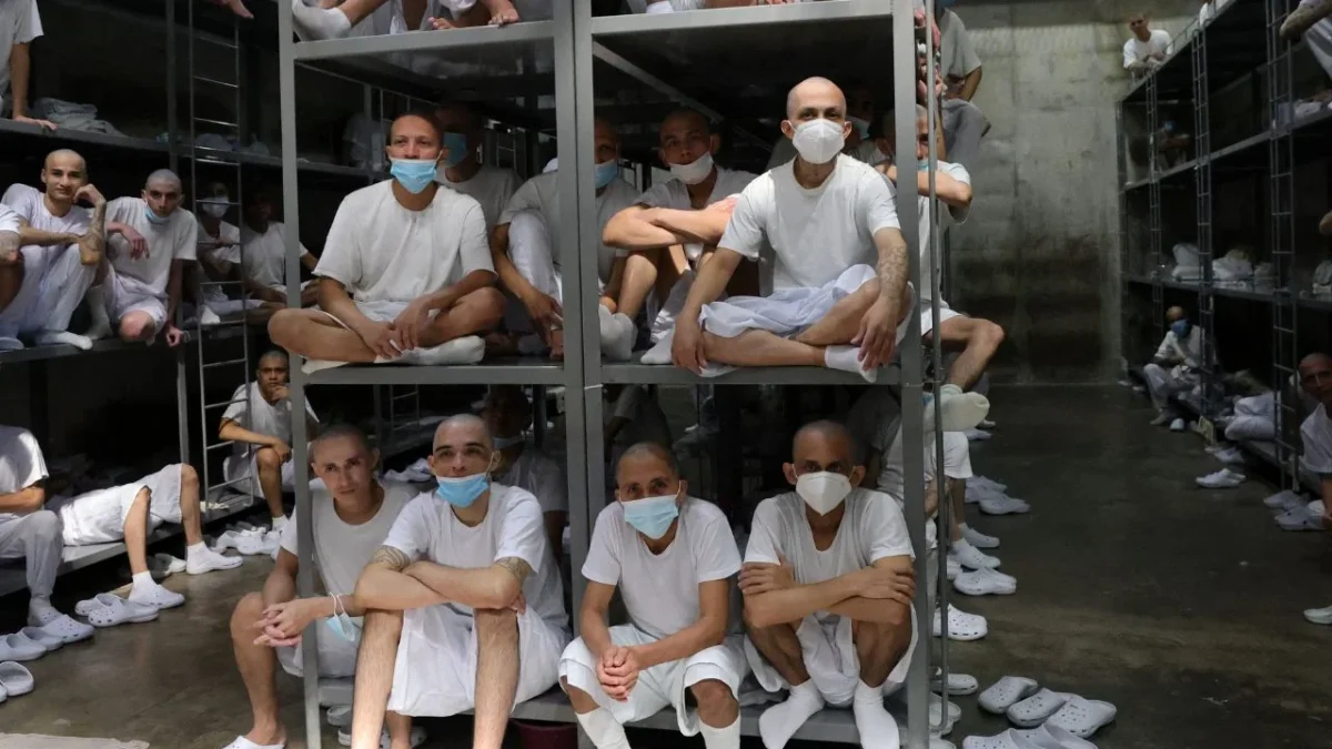 El Salvador inicia el primer juicio masivo para reclusos del CECOT