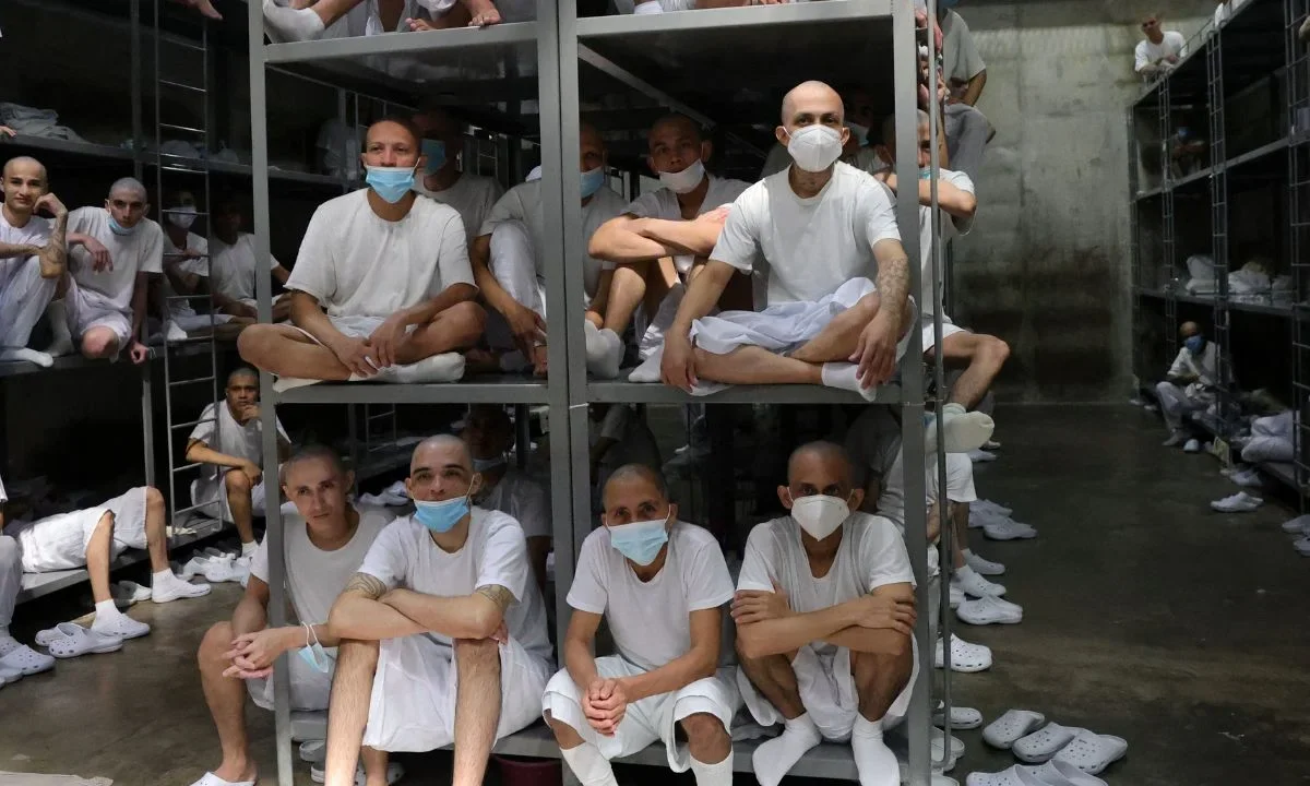 El Salvador inicia el primer juicio masivo para reclusos del CECOT