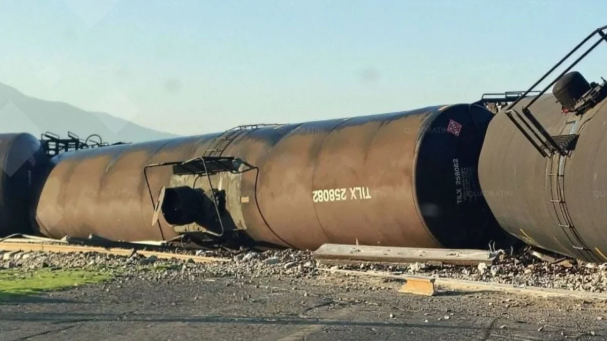 En Apizaco se descarrila tren con material flamable, alertan riesgo de fuga