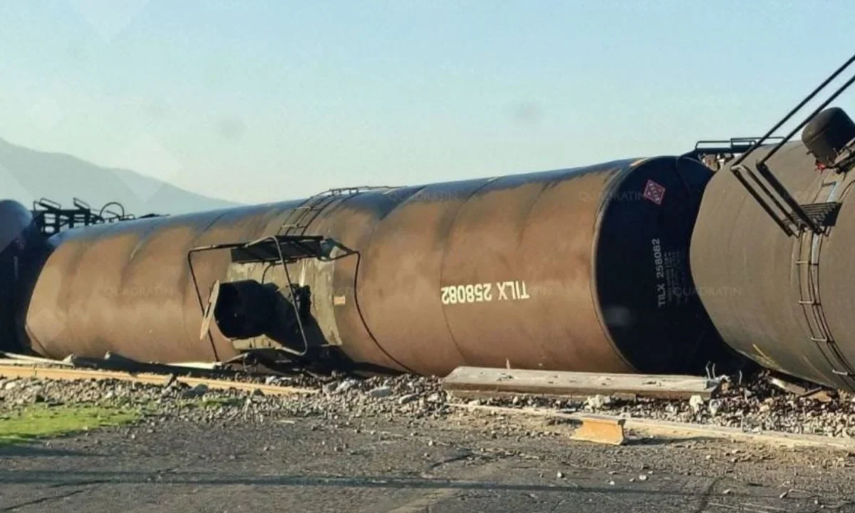 En Apizaco se descarrila tren con material flamable, alertan riesgo de fuga