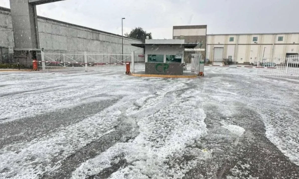 Granizada sorprende a los habitantes de Toluca, pero reportan afectaciones