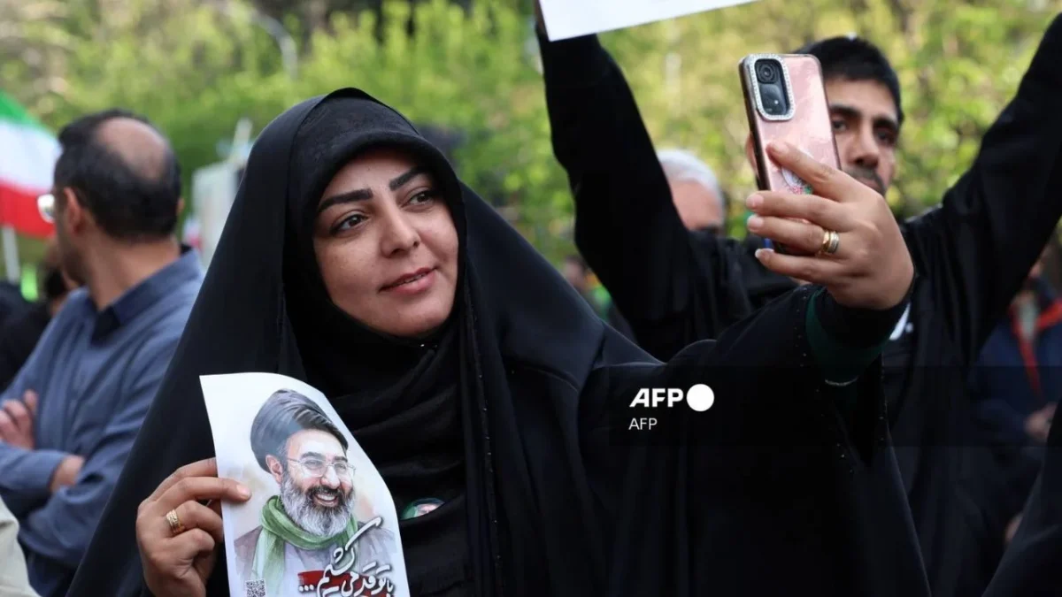 Iraníes forman cadenas humanas en torno a centrales eléctricas, según medios locales