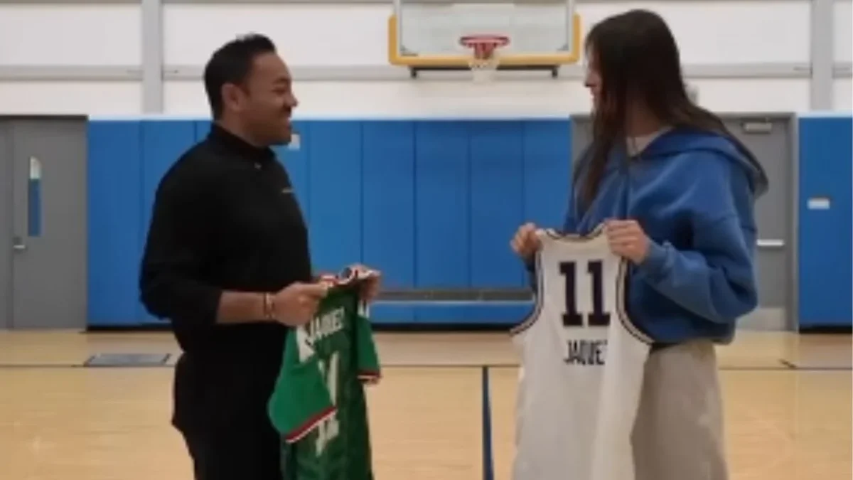 Marco Fabián regala jersey de la selección a Gabriela Jáquez