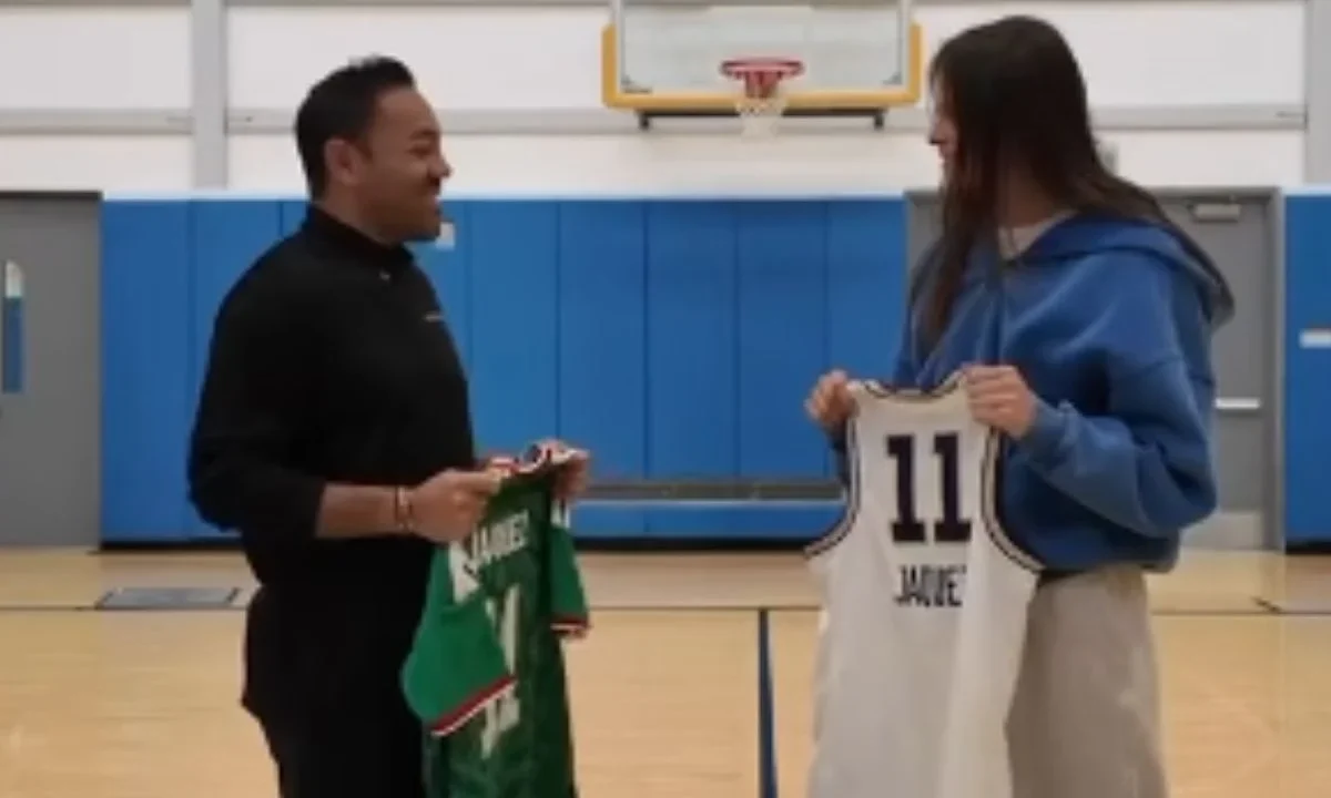 Marco Fabián regala jersey de la selección a Gabriela Jáquez