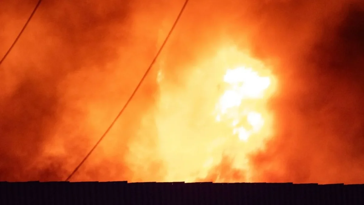 Registran incendio en recicladora en la Juan Pablo II, Chihuahua