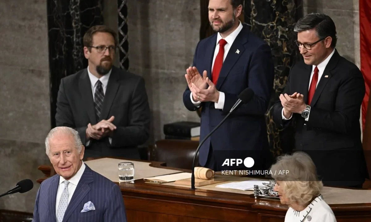 Rey Carlos III llama a la unidad para defender a Ucrania y condena hechos violentos contra Trump