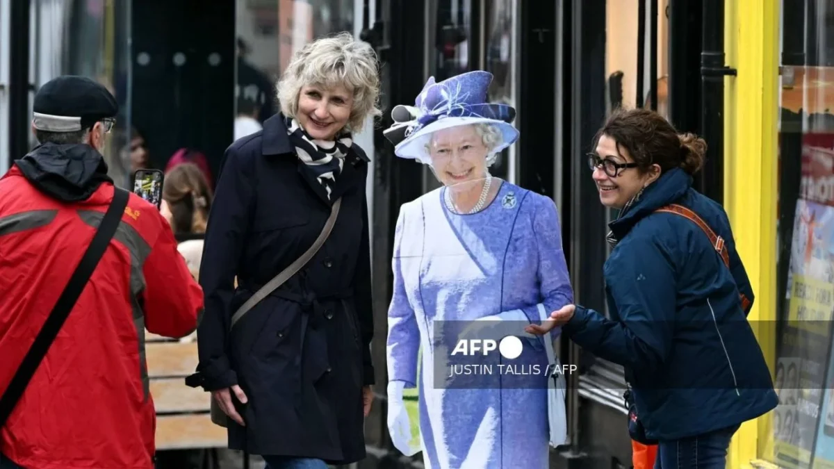 Rinden homenaje a la Reina Isabel en el centenario de su nacimiento