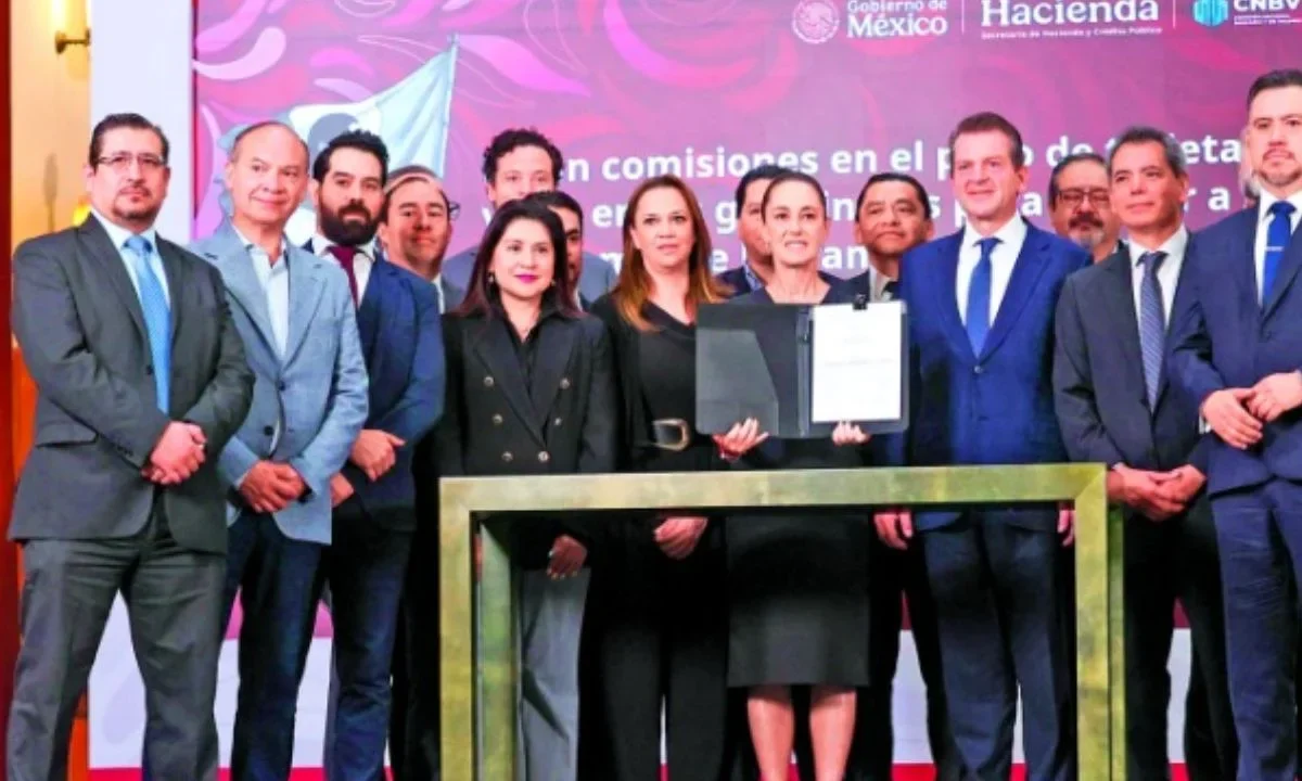 Sheinbaum, los bancos y Hacienda firman pacto para reducir comisiones en gasolineras
