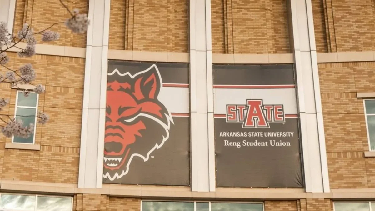 Tiroteo en Universidad de Arkansas deja mujer herida, sin detenidos
