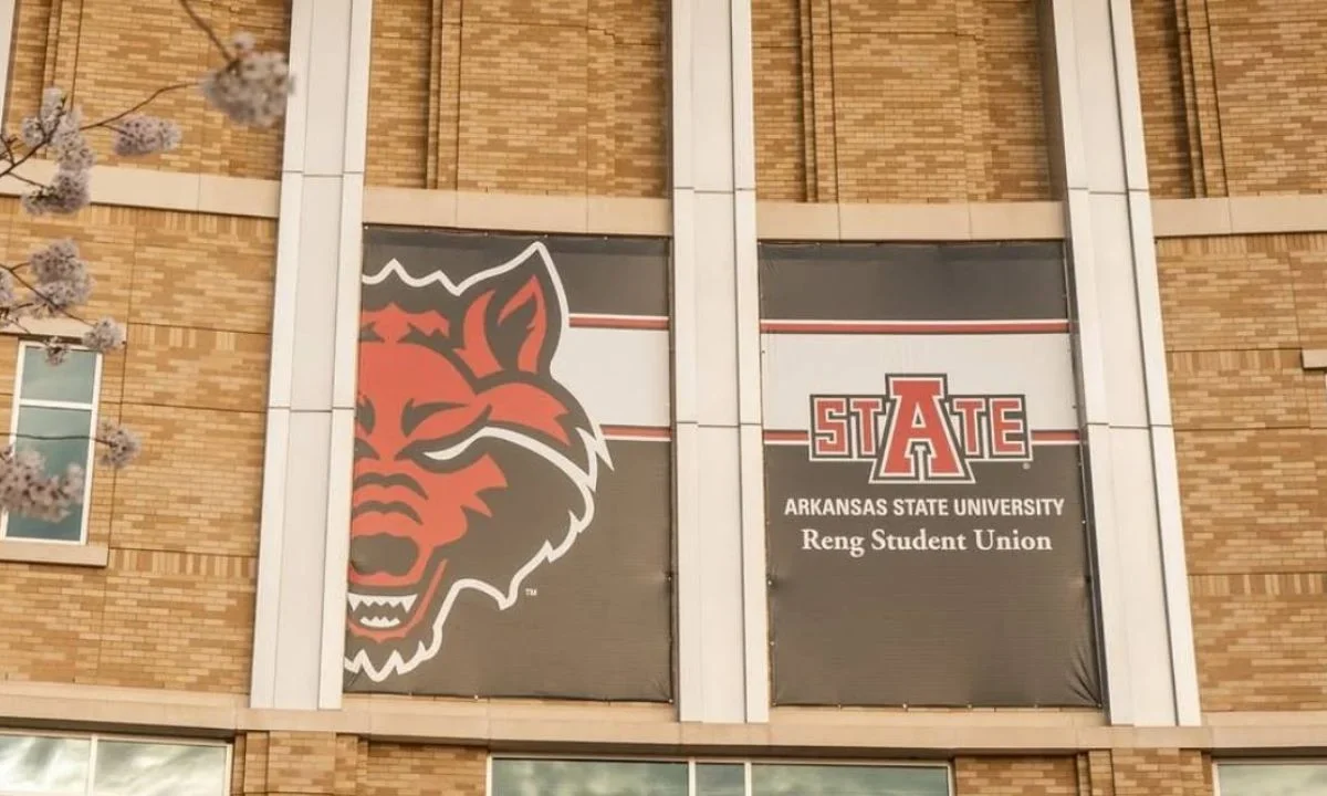 Tiroteo en Universidad de Arkansas deja mujer herida, sin detenidos