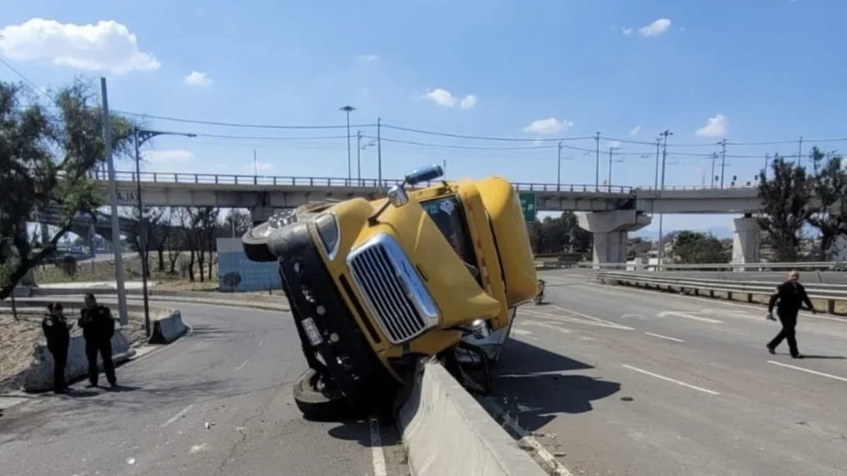 Vuelca tráiler en el Puente de la Concordia y causa afectaciones viales