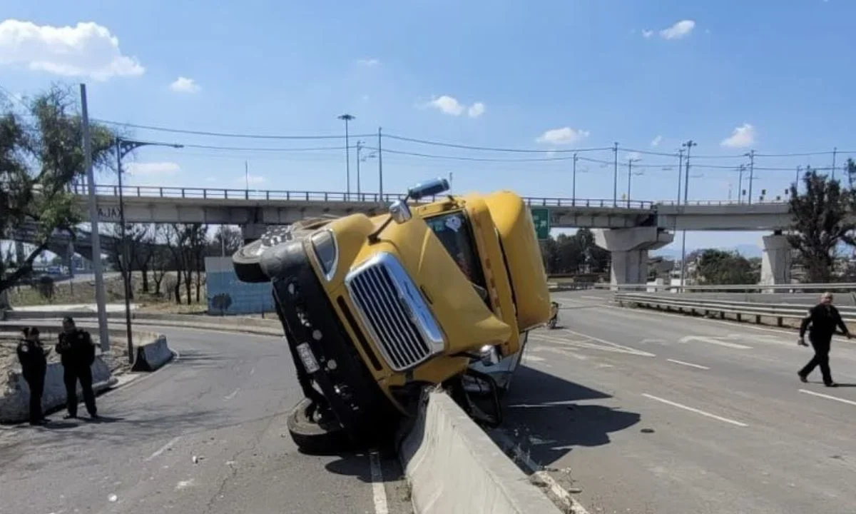 Vuelca tráiler en el Puente de la Concordia y causa afectaciones viales