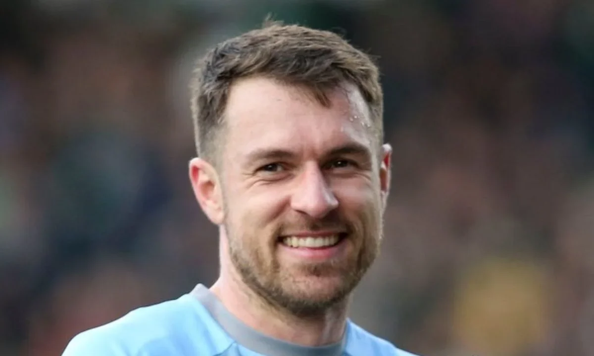El futbolista galés Aaron Ramsey anuncia su retiro profesional tras su salida de Pumas de la UNAM, cerrando una destacada carrera en clubes como el Arsenal.