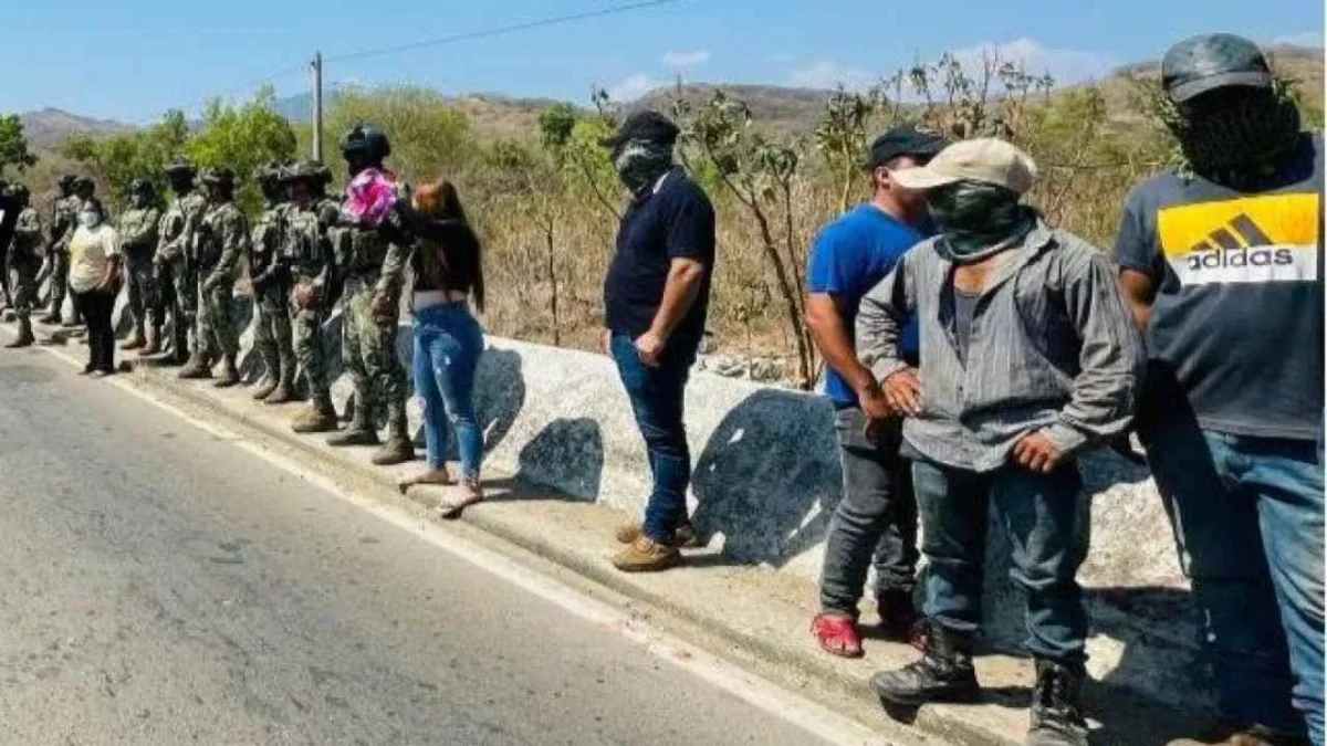 Acusan a marinos de golpear a 2 jóvenes de Petatlán, Guerrero; los habitantes de la localidad los retienen.