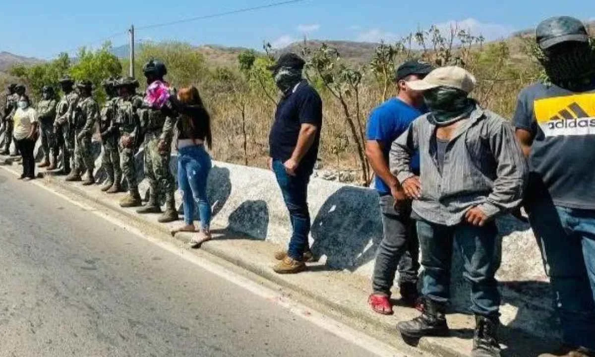 Acusan a marinos de golpear a 2 jóvenes de Petatlán, Guerrero; los habitantes de la localidad los retienen.