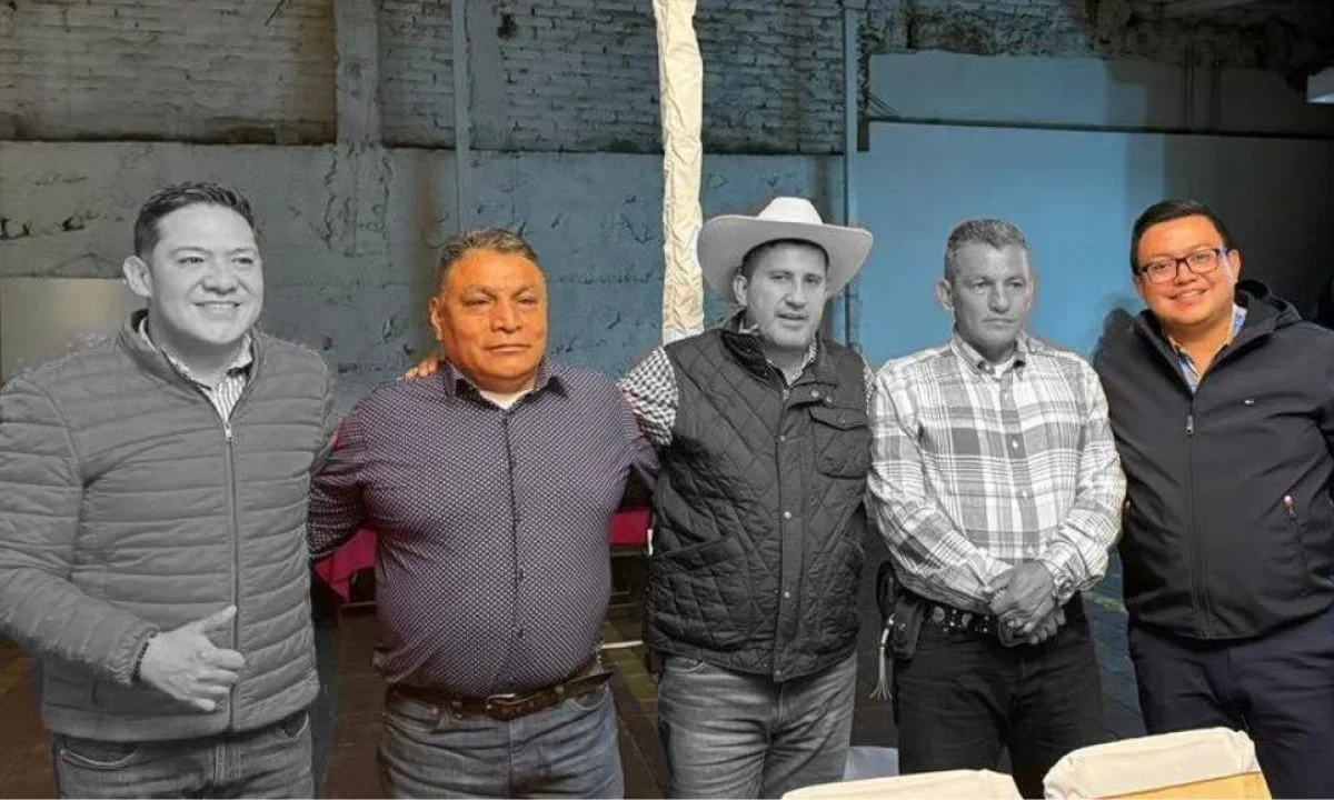 'No dejo de pensar que el siguiente puedo ser yo', escribió el alcalde de Ziracuaretiro al publicar una foto de él con ediles que han muerto.