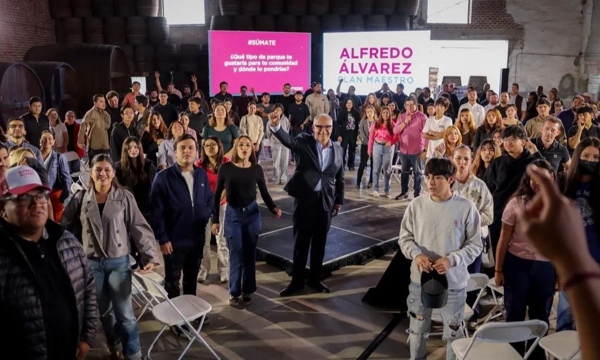 Alfredo Álvarez Cárdenas, llamado aspirante a la defensa de la Transformación, se reunió con jóvenes de Ensenada.