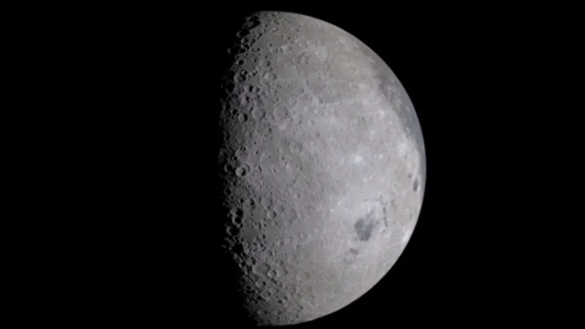 Imagen reciente de la cara oculta de la Luna captada durante la misión Artemis II, mostrando una perspectiva inédita del satélite natural y el espacio profundo.
