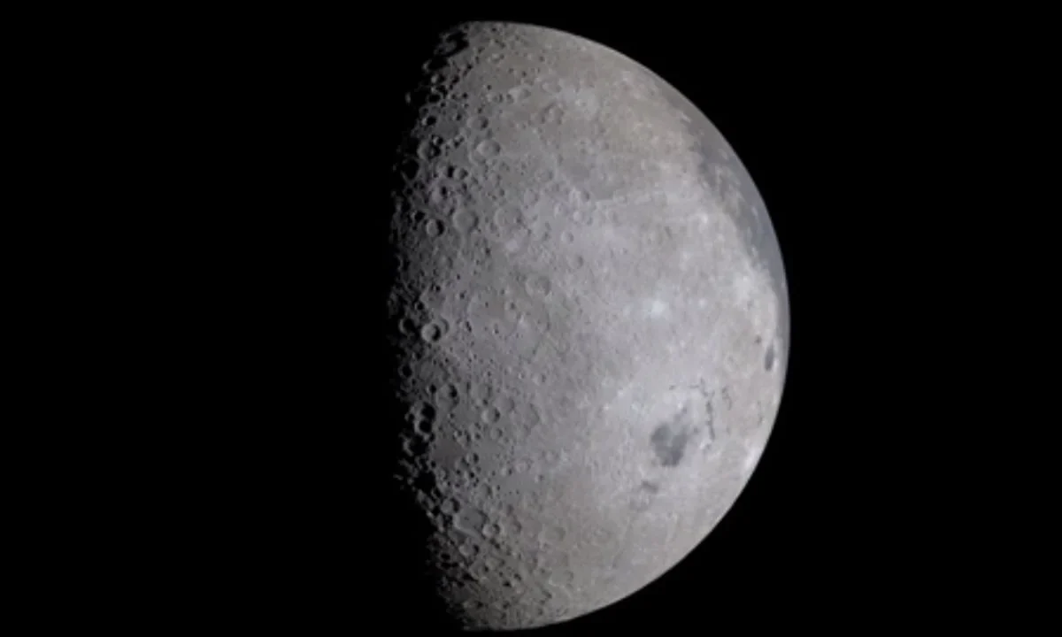Imagen reciente de la cara oculta de la Luna captada durante la misión Artemis II, mostrando una perspectiva inédita del satélite natural y el espacio profundo.