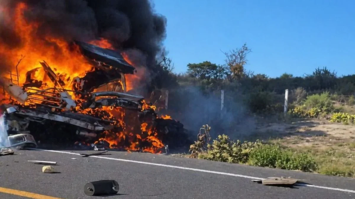 En la autopista Cuacnopalan-Oaxaca, un hombre murió calcinado y dos más resultaron lesionados tras un choque.