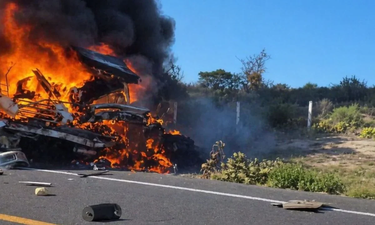 En la autopista Cuacnopalan-Oaxaca, un hombre murió calcinado y dos más resultaron lesionados tras un choque.