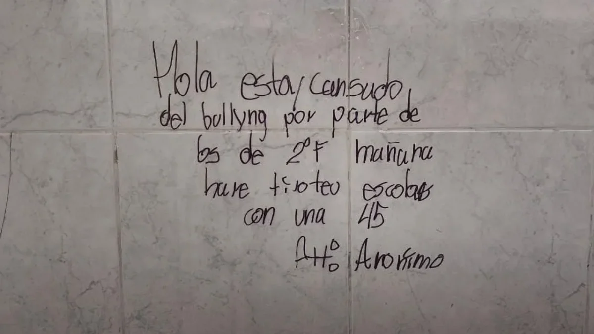 Una amenaza de tiroteo escrita en baños de una secundaria en Coacalco, provocó la movilización de padres de familia y bloquearon el Eje 8.