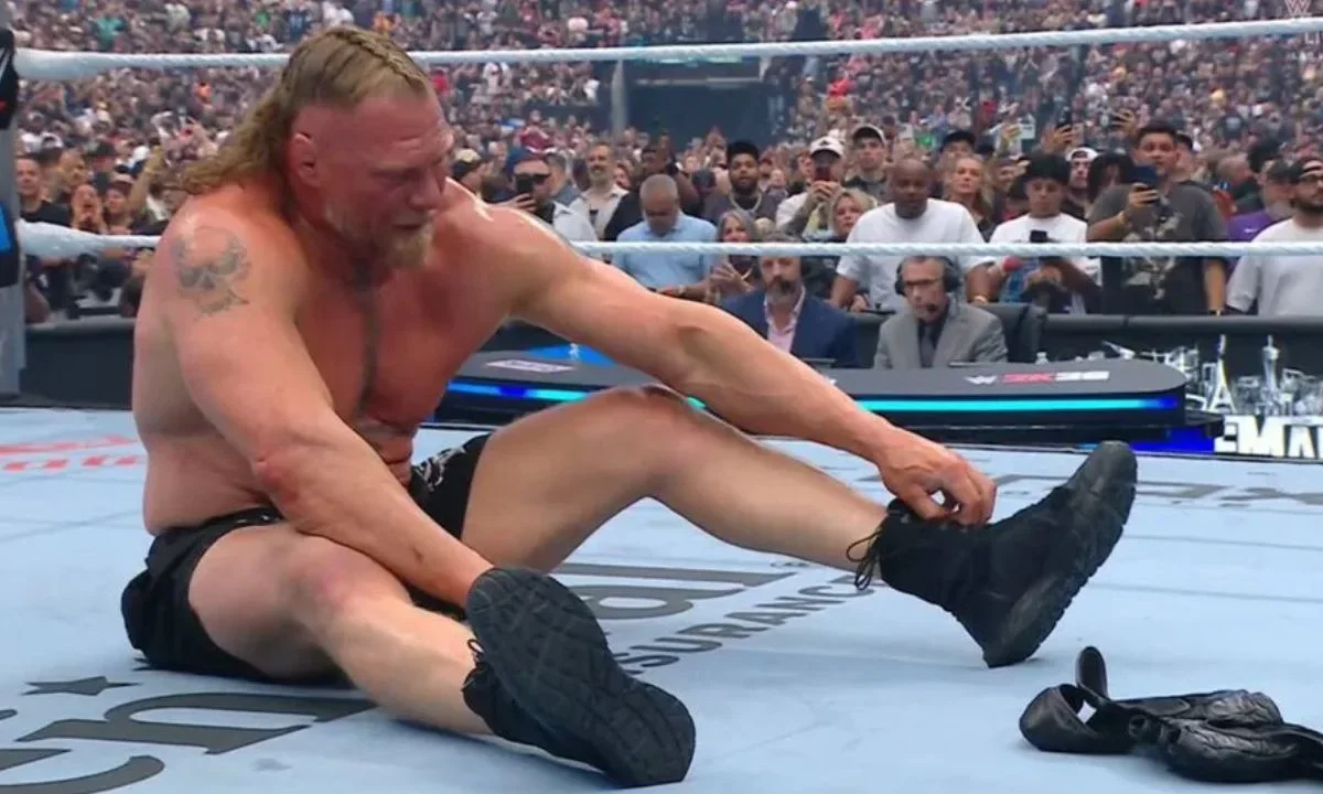 Al final de su combate contra Oba Femi en Wrestlemania 42, Brock Lesnar dejó su equipo de lucha en el ring lo que supone un retiro.