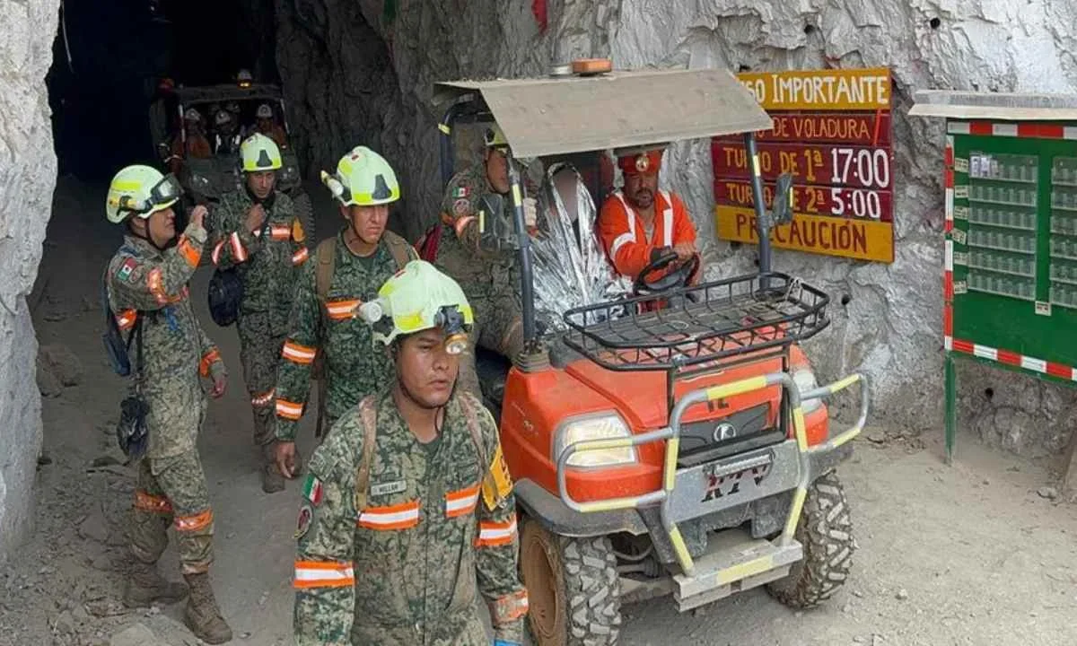 Un equipo de buzos del Batallón de Atención a Emergencias apoyan en rescate de minero.