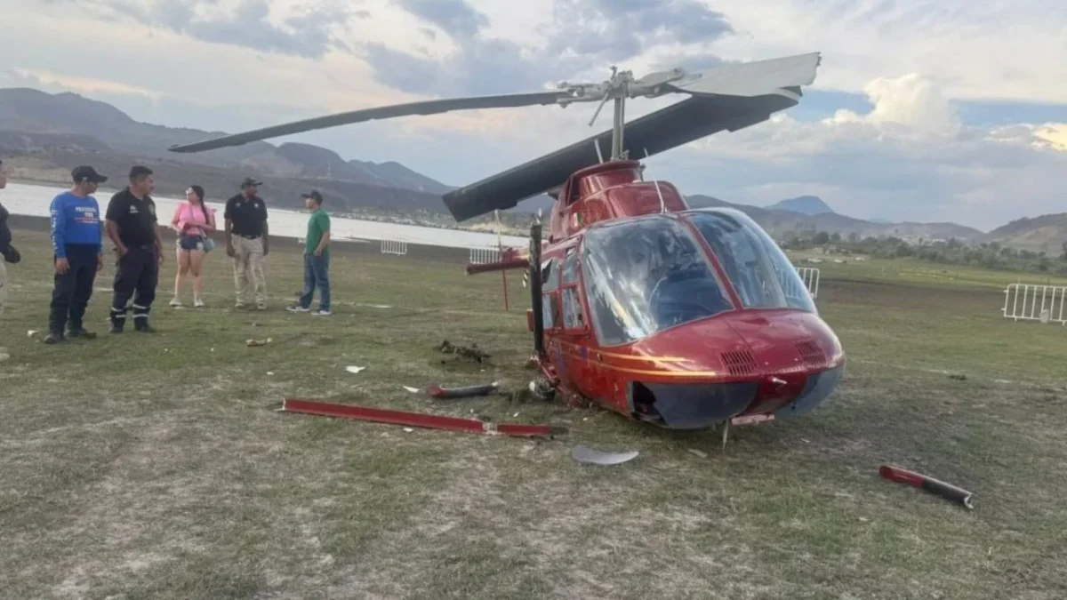 Este viernes se registró la caída de un helicóptero en un campo abierto ubicado en la presa El Bosque, en Zitácuaro, Michoacán.