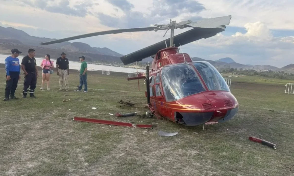 Este viernes se registró la caída de un helicóptero en un campo abierto ubicado en la presa El Bosque, en Zitácuaro, Michoacán.