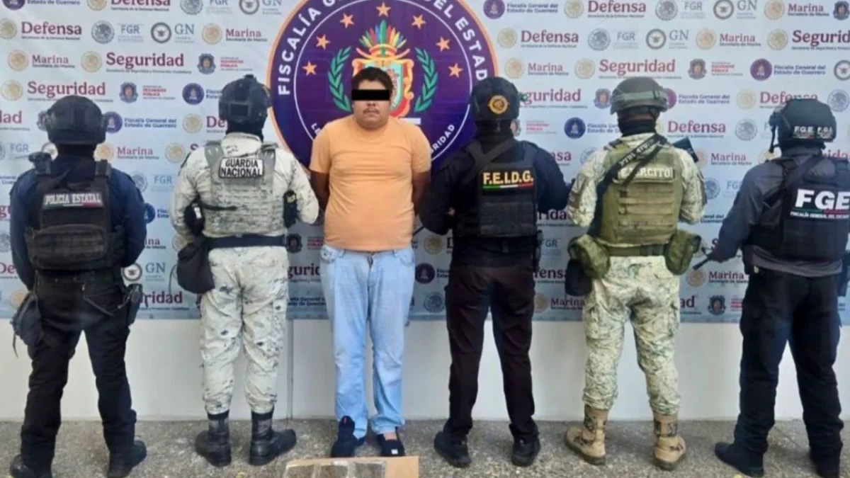 Autoridades federales y estatales detuvieron en Taxco de Alarcón a un presunto implicado en delitos contra la salud, asegurándole droga y diversos objetos.