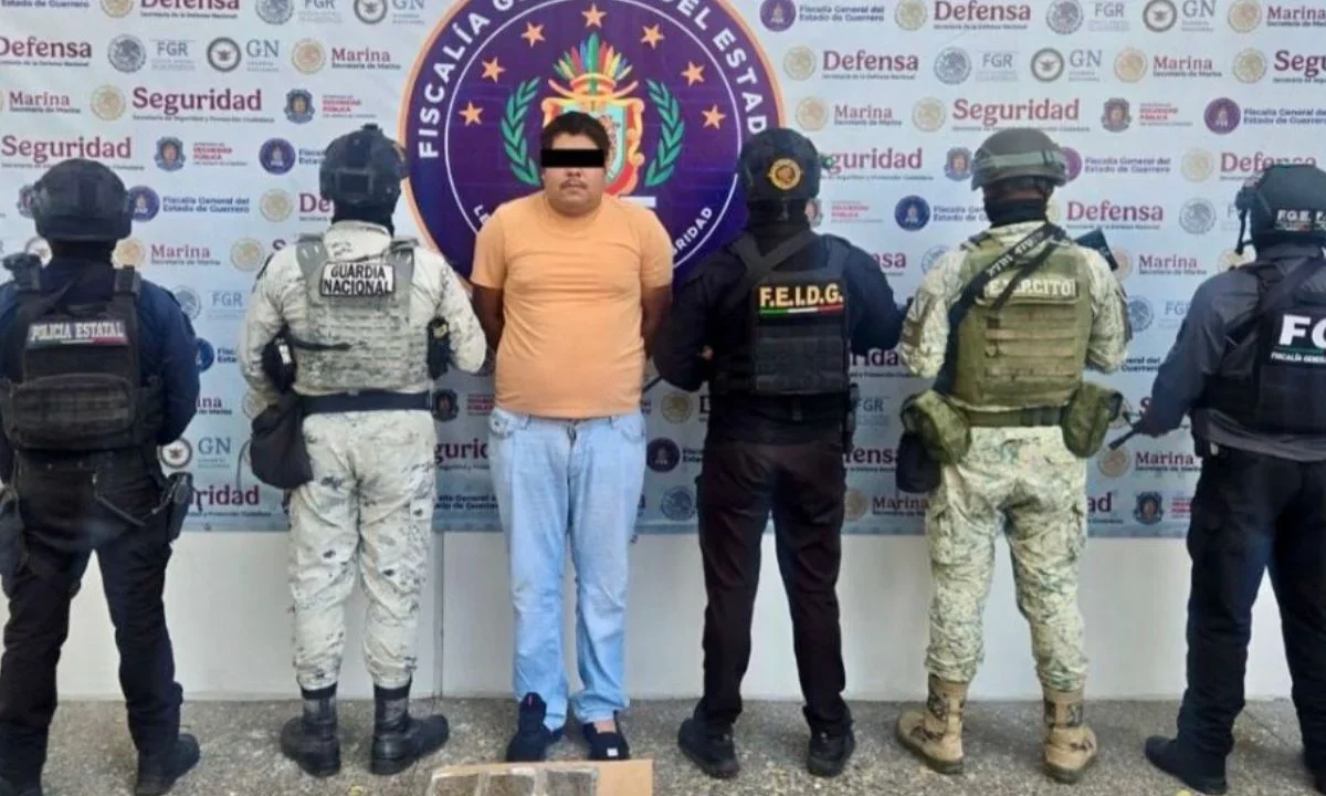 Autoridades federales y estatales detuvieron en Taxco de Alarcón a un presunto implicado en delitos contra la salud, asegurándole droga y diversos objetos.