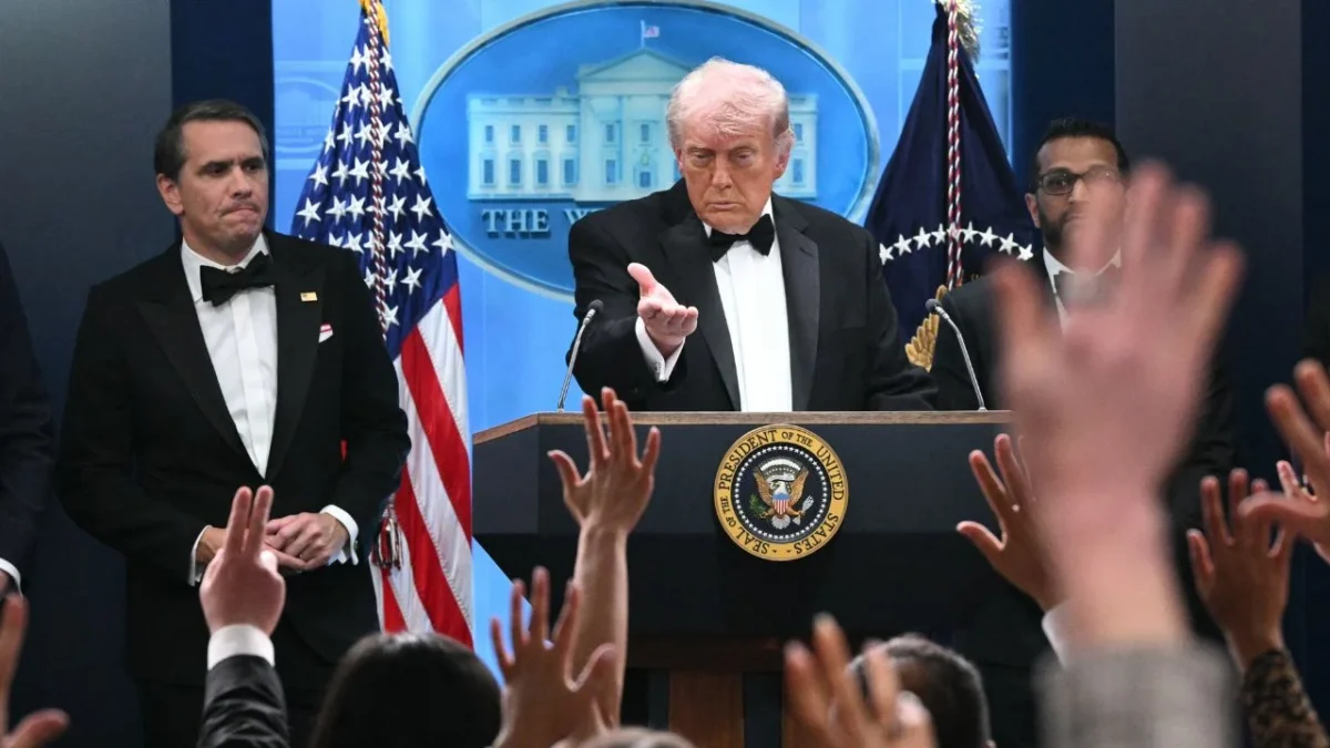 El mandatario Donald Trump empuja el salón de baile y se inscribe en la genealogía de presidentes de Estados Unidos asediados.