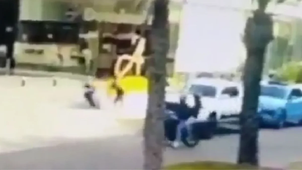 Un par de sujetos abrieron fuego contra dos personas al exterior de la Plaza Adagio ubicada Lomas de Angelópolis en el estado de Puebla.