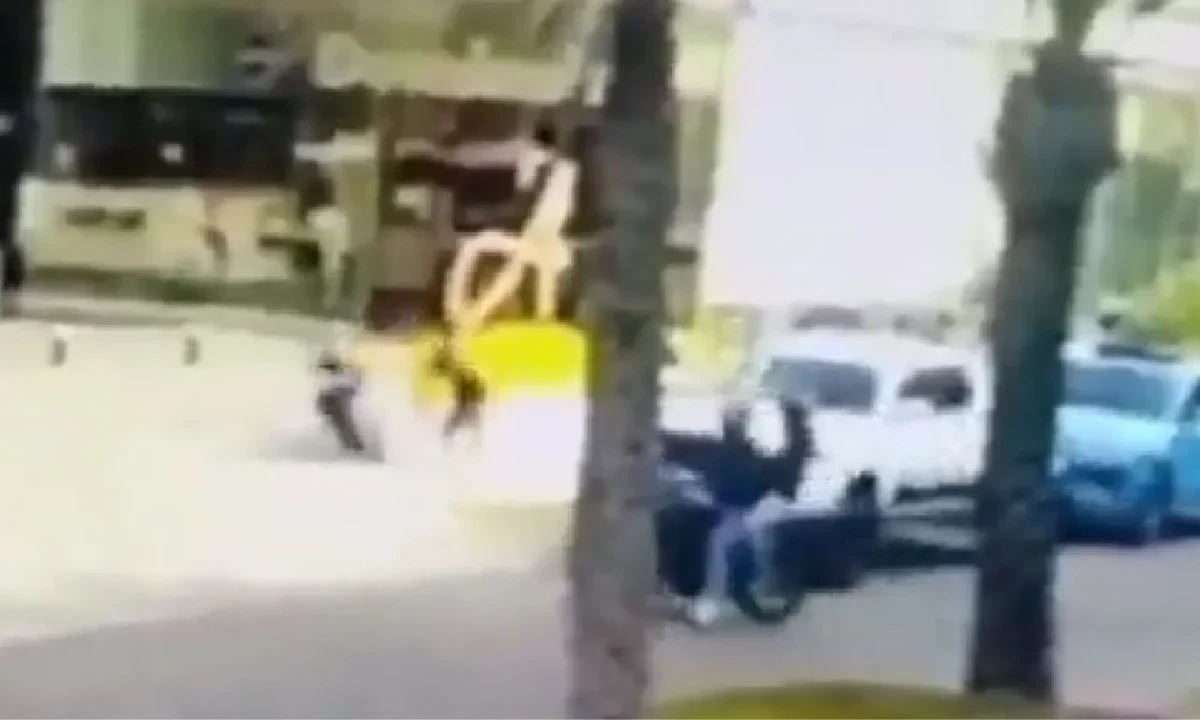 Un par de sujetos abrieron fuego contra dos personas al exterior de la Plaza Adagio ubicada Lomas de Angelópolis en el estado de Puebla.