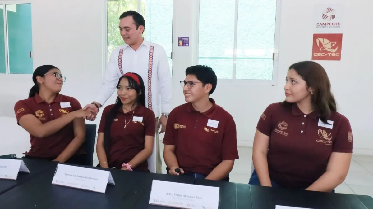 Diez alumnas y alumnos ganadores del concurso 'Experiencias que Transforman CECyTEC 2026' viajarán a la Royal Holloway University of London.