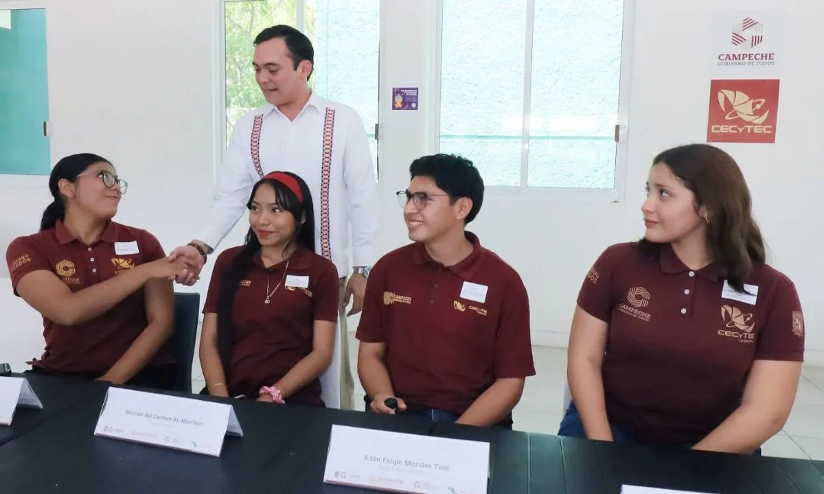 Diez alumnas y alumnos ganadores del concurso 'Experiencias que Transforman CECyTEC 2026' viajarán a la Royal Holloway University of London.