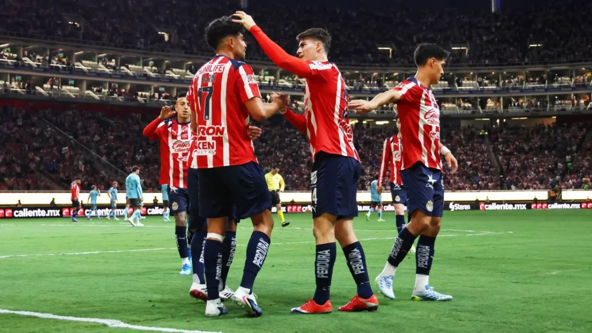 Chivas llegó a 34 puntos y se colocaron en la cima de la tabla de clasificación y la Franja del Puebla en el lugar 16 con 13 unidades.
