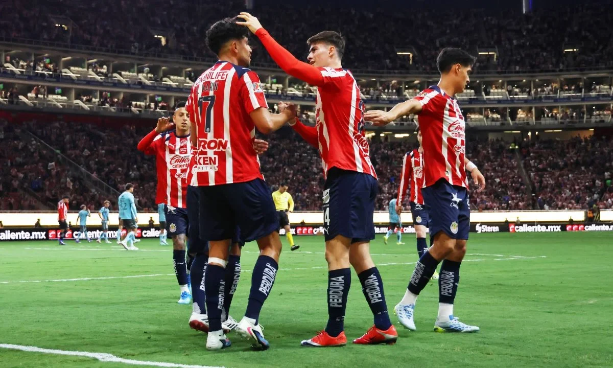 Chivas llegó a 34 puntos y se colocaron en la cima de la tabla de clasificación y la Franja del Puebla en el lugar 16 con 13 unidades.