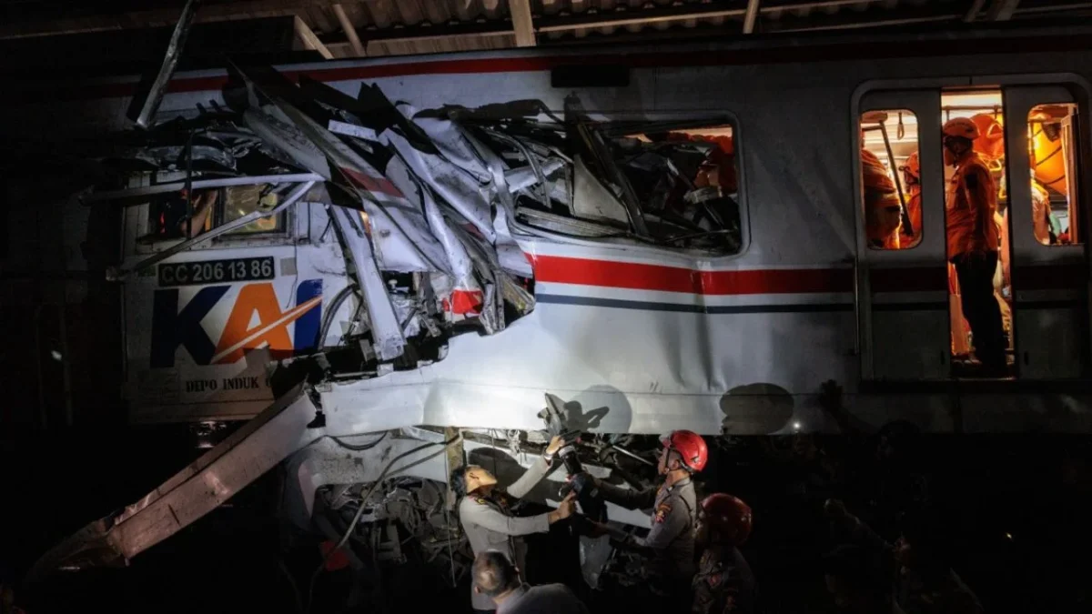 En Indonesia chocaron dos trenes en las afueras de la capital de Yakarta y dejaron un saldo de 14 muertos y decenas de heridos.