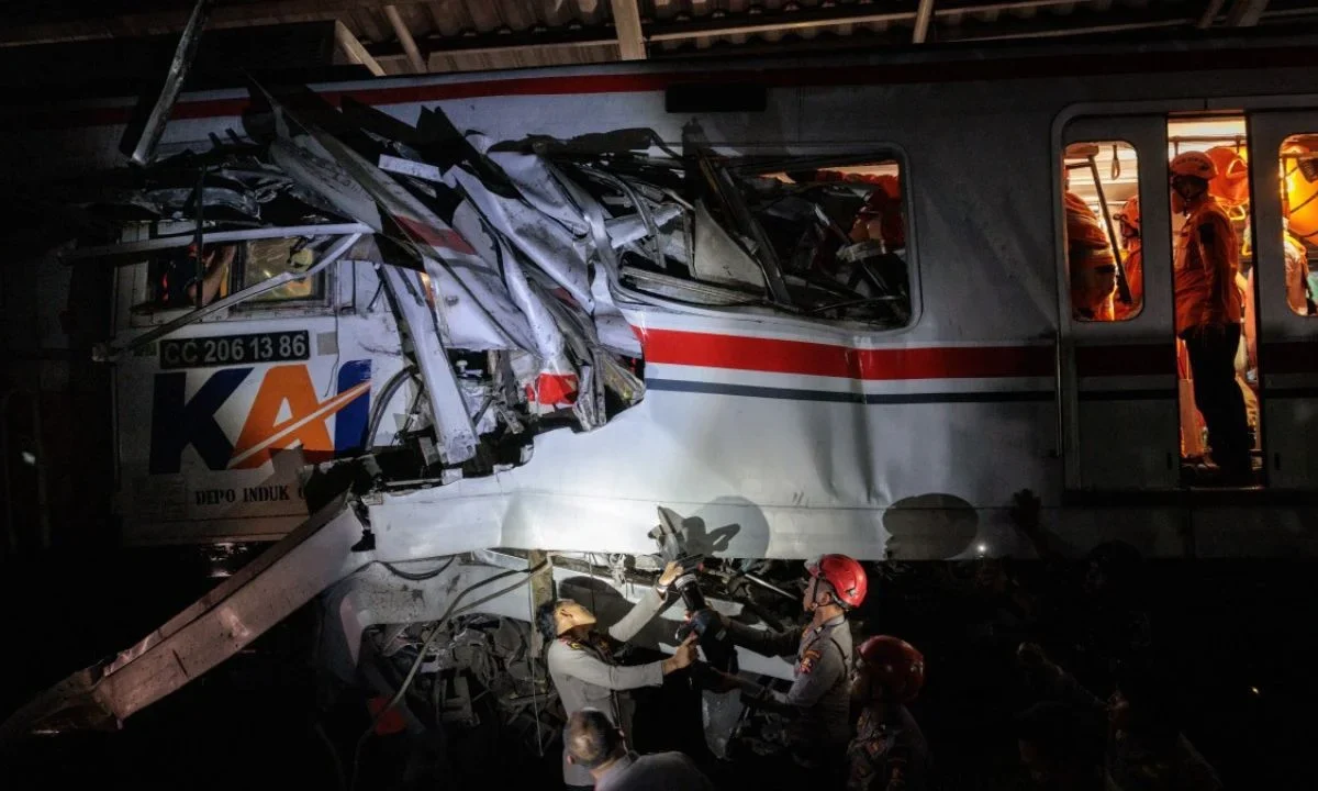 En Indonesia chocaron dos trenes en las afueras de la capital de Yakarta y dejaron un saldo de 14 muertos y decenas de heridos.