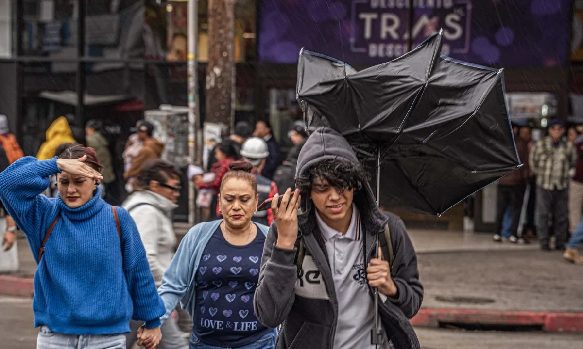 Clima hoy: Nubes de tormenta y rachas de viento intenso anticipan lluvias fuertes y posible formación de torbellinos en el norte del país.