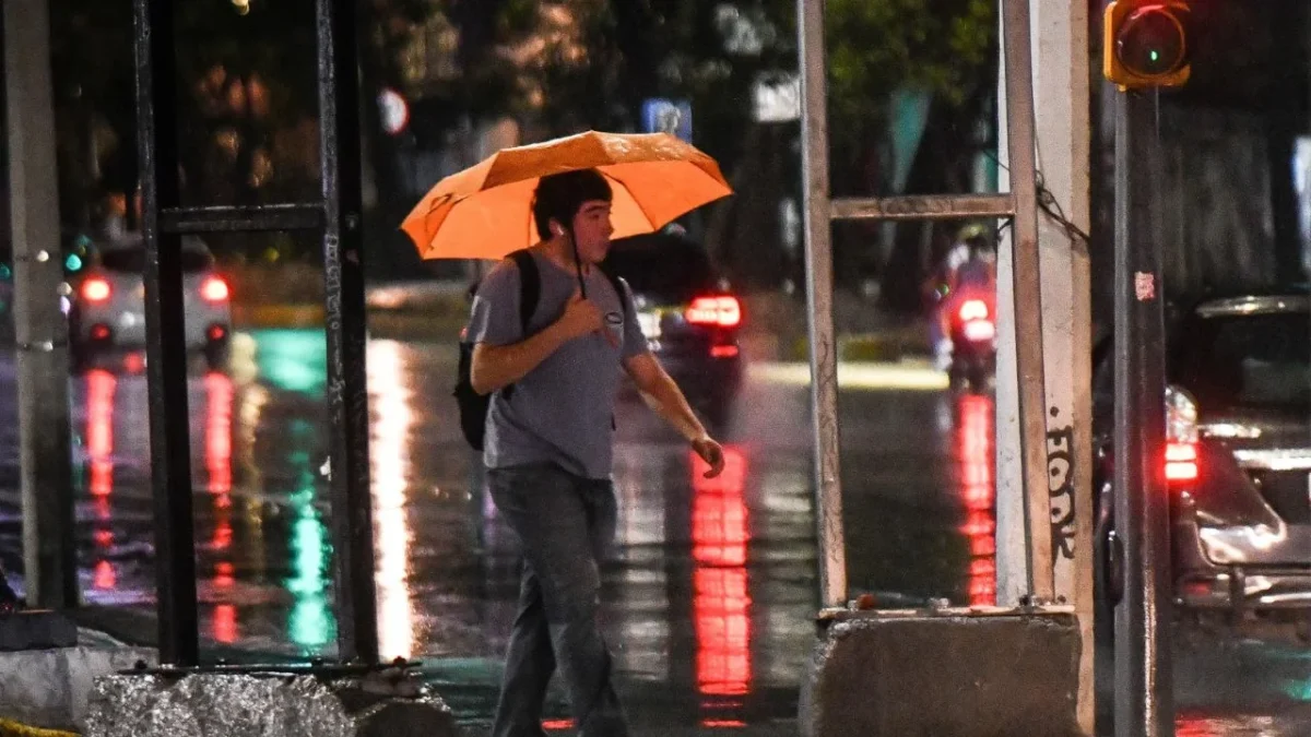 El clima hoy estará marcado por el frente frío 45 que generará lluvias intensas, granizo, fuertes vientos y posibles tornados en el norte de México, mientras persisten altas temperaturas en varias regiones del país.