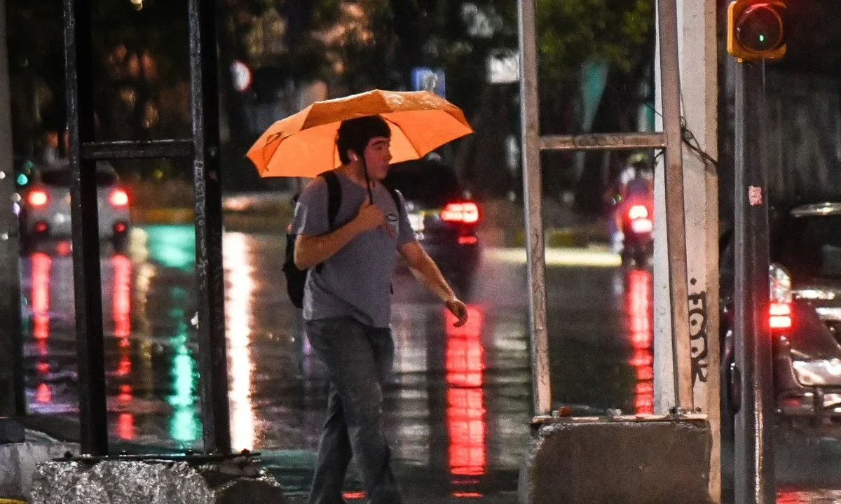El clima hoy estará marcado por el frente frío 45 que generará lluvias intensas, granizo, fuertes vientos y posibles tornados en el norte de México, mientras persisten altas temperaturas en varias regiones del país.