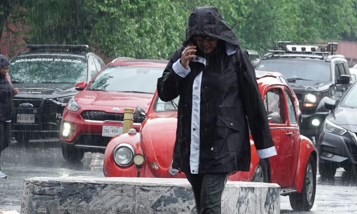 Nubosidad densa y precipitaciones intensas marcarán el clima hoy en diversas regiones del país, con riesgo de granizo y fuertes rachas de viento.